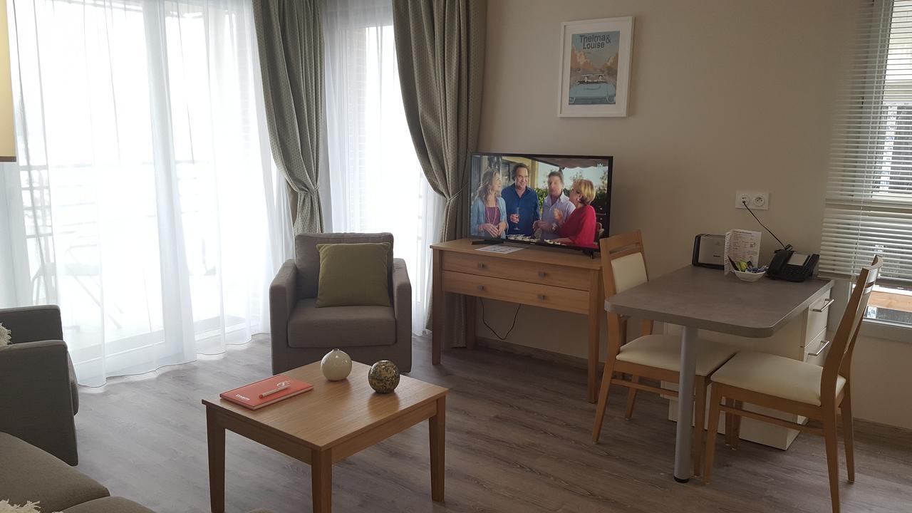 Residence Seniors Domitys Les Hautes Feuilles Реймс Екстериор снимка